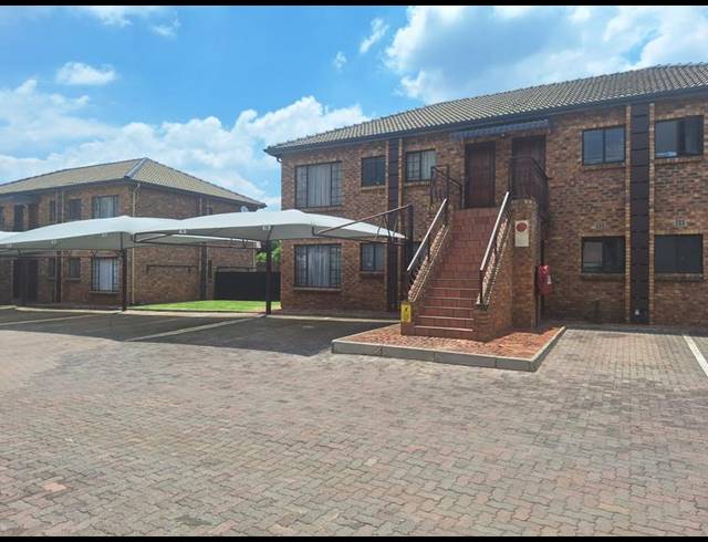 2 BEDROOM TOWNHOUSE FOR SALE IN DALVIEW